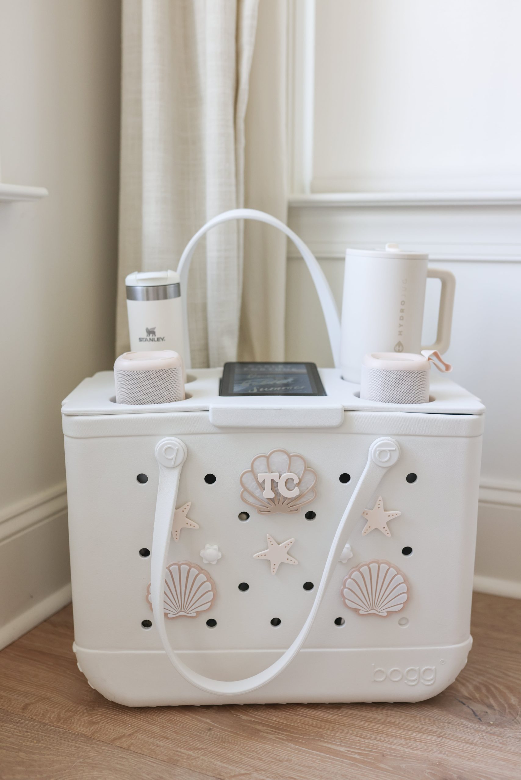 Best Amazon Beach Must Haves for Summer Travel These trending beach vacation items are perfect for beach holidays and come with great reviews. Add to cart before it sells out and enjoy your beach vacation like never before. #SummerTravel #VacationMode #BeachVibes #SummerVibes #BeachAccessories